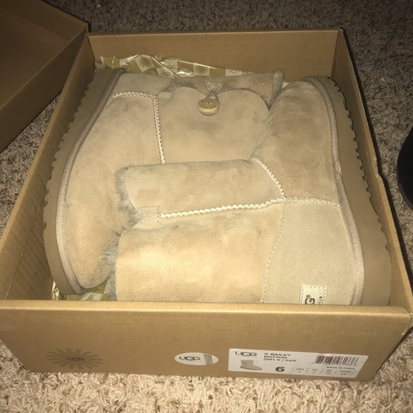 Ugg K Bailey button sand color - Picture 3 of 3